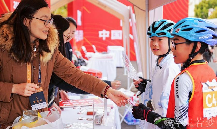 黄浦江畔轮滑盛宴,上海滑出新精彩 黄浦江畔轮滑盛宴,上海滑出新精彩