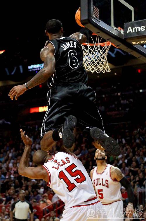 詹姆斯底线强势扣篮展现活力! 詹姆斯底线强势扣篮展现活力!