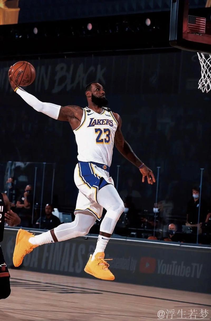 东契奇巧妙击地传球 詹姆斯双手暴扣 东契奇巧妙击地传球 詹姆斯双手暴扣