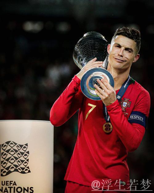40岁C罗再现6年前经典画面：肩扛欧国联奖杯开心大笑